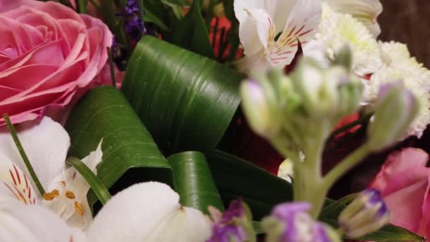 Piękny Bukiet Kwiatów Wielokolorowe Kwiaty Zbliżenie Świąteczny Nastrój — Wideo stockowe