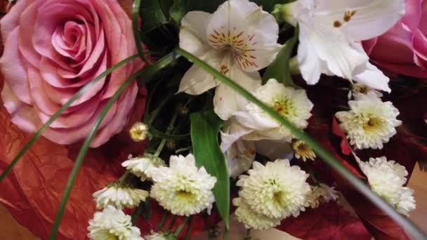 花の美しい花束 多色の花クローズアップ お祝いの気分 — ストック動画