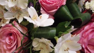 Güzel bir çiçek buketi. Çok renkli çiçekler yakın çekim. Şenlikli ruh hali.