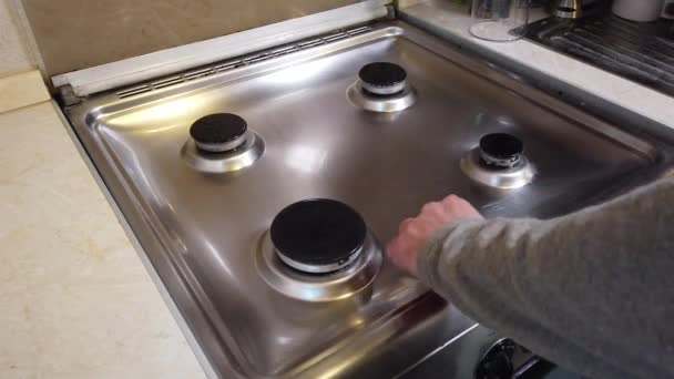 Limpando Fogão Cozinha Casa Conceito Empregada Doméstica Mão Com Esponja — Vídeo de Stock