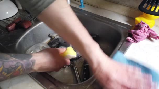 Vista Superior Hombre Lava Los Platos Sucios Cocina — Vídeos de Stock