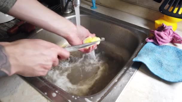Vista Superior Homem Lava Pratos Sujos Sua Cozinha — Vídeo de Stock
