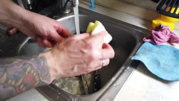 男のトップビューは 彼の台所で汚れた料理を洗います — ストック動画