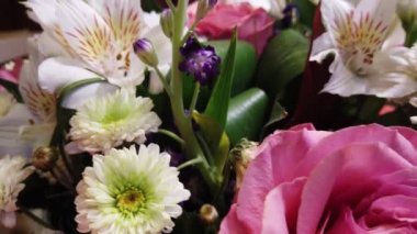 Güzel bir çiçek buketi. Çok renkli çiçekler yakın çekim. Şenlikli ruh hali.