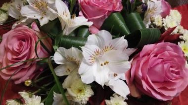 Güzel bir çiçek buketi. Çok renkli çiçekler yakın çekim. Şenlikli ruh hali.