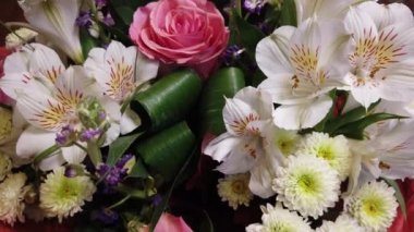 Güzel bir çiçek buketi. Çok renkli çiçekler yakın çekim. Şenlikli ruh hali.