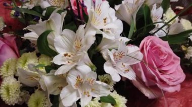 Güzel bir çiçek buketi. Çok renkli çiçekler yakın çekim. Şenlikli ruh hali.