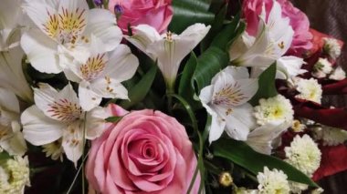 Güzel bir çiçek buketi. Çok renkli çiçekler yakın çekim. Şenlikli ruh hali.