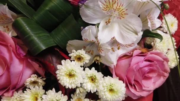 花の美しい花束 多色の花クローズアップ お祝いの気分 — ストック動画