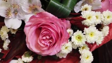 Güzel bir çiçek buketi. Çok renkli çiçekler yakın çekim. Şenlikli ruh hali.