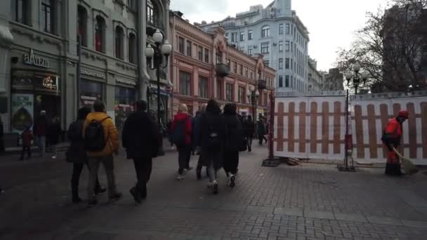 Жовтня 2019 Арбат Стріт Москва Росія Туристи Йдуть Старій Вулиці — стокове відео