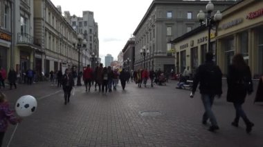 19 Ekim 2019, Arbat Caddesi, Moskova, Rusya: Moskova 'daki eski Arbat Caddesi' nde yürüyen turistler