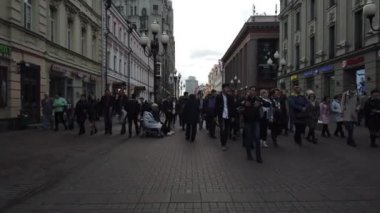 19 Ekim 2019, Arbat Caddesi, Moskova, Rusya: Moskova 'daki eski Arbat Caddesi' nde yürüyen turistler