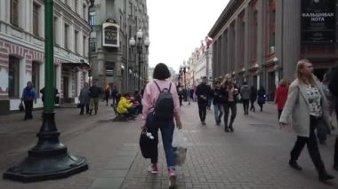19 Ekim 2019, Arbat Caddesi, Moskova, Rusya: Moskova 'daki eski Arbat Caddesi' nde yürüyen turistler