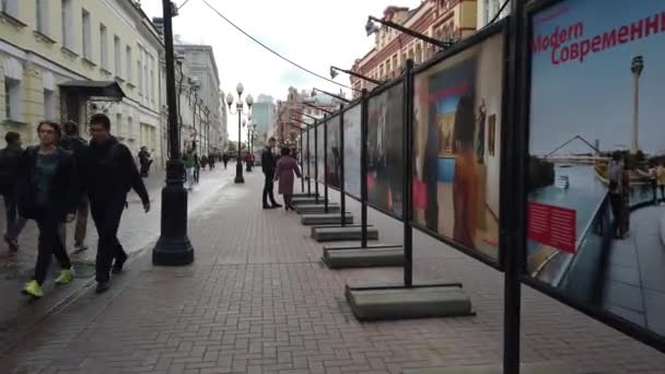 October 2019 Arbat Street Moscow Russia Folk Som Går Gaten – stockvideo