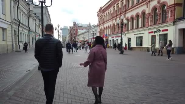 October 2019 Arbat Street Moscow Russia Folk Som Går Gaten – stockvideo