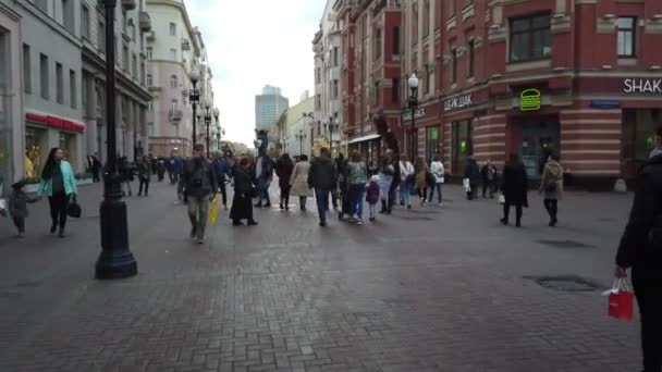 October 2019 Arbat Street Moscow Russia Folk Som Går Gaten – stockvideo