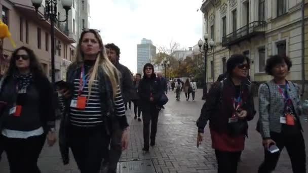October 2019 Arbat Street Moscow Russia Folk Som Går Gaten – stockvideo