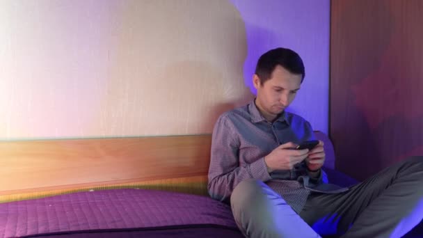 Мужчина Дома Сидит Телефоне Играет Онлайн Казино Эмоции Победы — стоковое видео