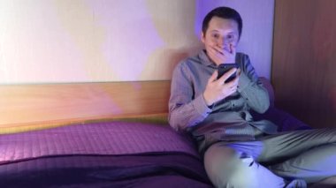 Evde bir adam telefonda oturuyor ve online bir kumarhanede oynuyor, kazanmanın verdiği duygular.