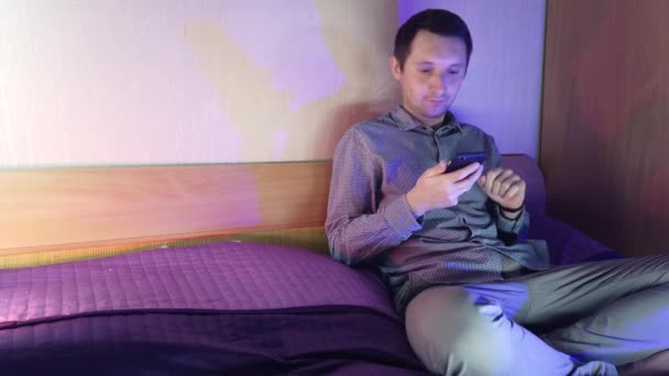 Ein Mann Hause Sitzt Telefon Und Spielt Einem Online Casino — Stockvideo