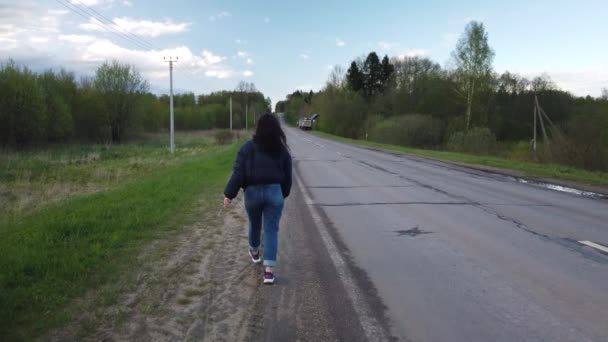 Mädchen Läuft Leere Straße Entlang Und Versucht Auto Erwischen — Stockvideo