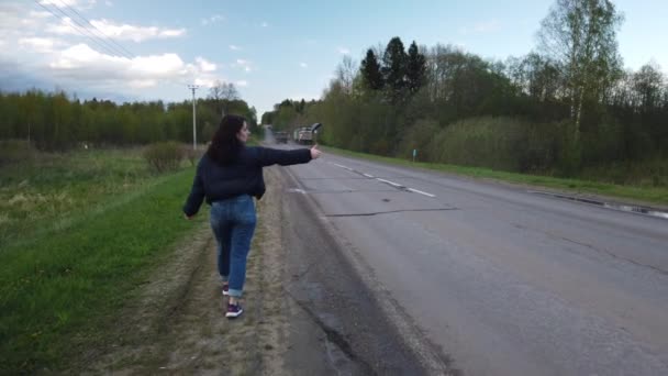 Chica Camina Largo Camino Vacío Trata Coger Autoestop — Vídeo de stock