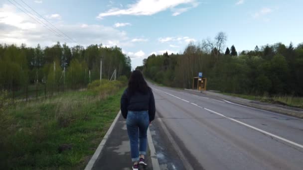 Mädchen Läuft Leere Straße Entlang Und Versucht Auto Erwischen — Stockvideo