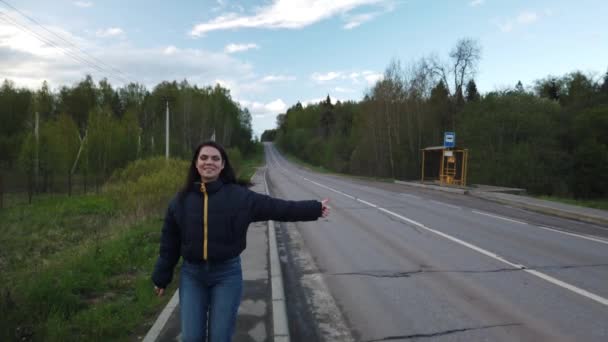 Chica Camina Largo Camino Vacío Trata Coger Autoestop — Vídeo de stock