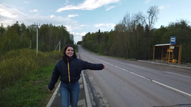 Chica Camina Largo Camino Vacío Trata Coger Autoestop — Vídeo de stock