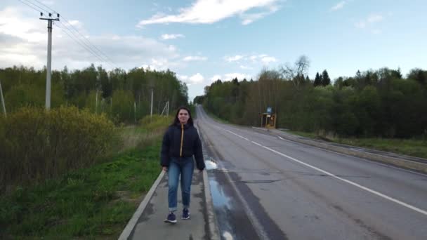 Kız Boş Yolda Yürüyor Otostop Çekerken Araba Yakalamaya Çalışıyor — Stok video