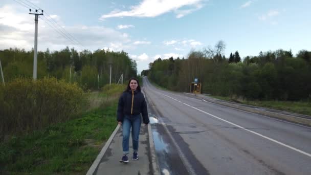 Chica Camina Largo Camino Vacío Trata Coger Autoestop — Vídeo de stock