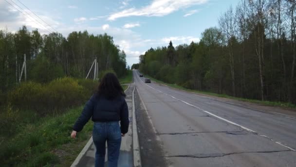 Κορίτσι Περπατά Κατά Μήκος Άδειο Δρόμο Και Προσπαθεί Πιάσει Αυτοκίνητο — Αρχείο Βίντεο
