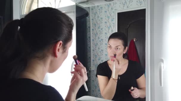 Mujer Morena Bonita Haciendo Maquillaje Delante Del Espejo Baño — Vídeo de stock