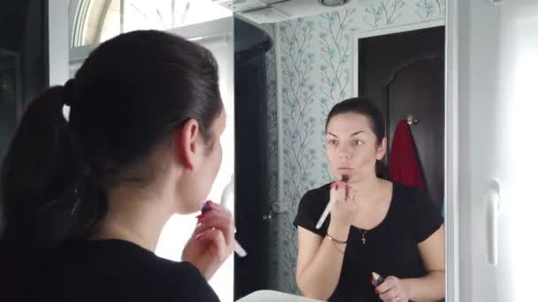 Pretty Brunetka Kobieta Robi Makijaż Przed Lustrem Łazience — Wideo stockowe