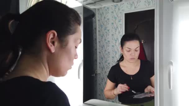 Csinos Barna Csinál Smink Előtt Tükör Fürdőszobában — Stock videók