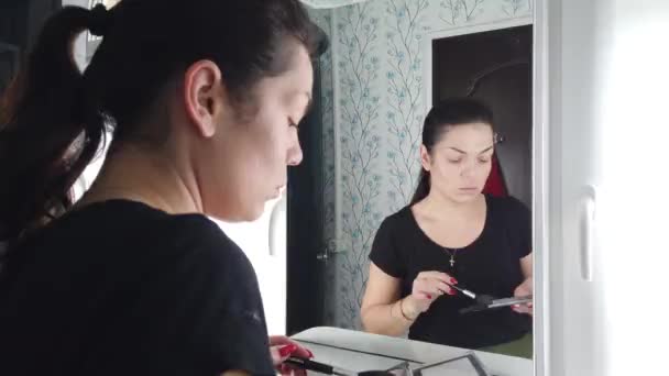 Mujer Morena Bonita Haciendo Maquillaje Delante Del Espejo Baño — Vídeos de Stock