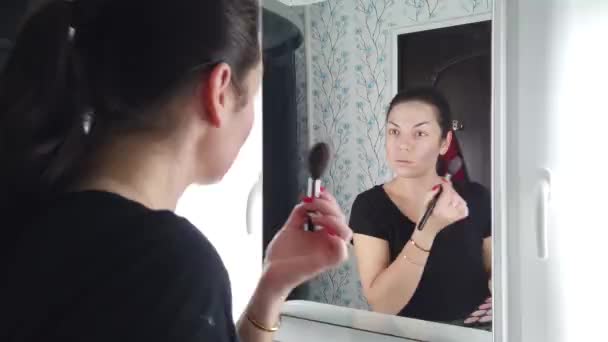 Bella Donna Bruna Che Trucco Davanti Allo Specchio Bagno — Video Stock