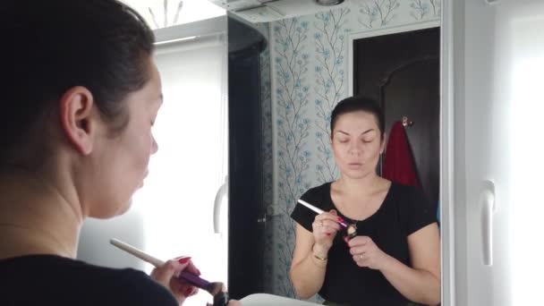 Mujer Morena Bonita Haciendo Maquillaje Delante Del Espejo Baño — Vídeo de stock