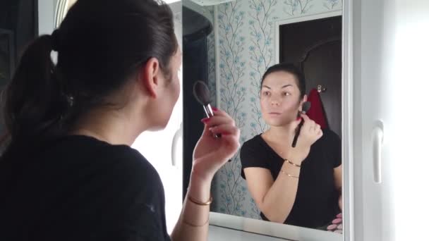 Mujer Morena Bonita Haciendo Maquillaje Delante Del Espejo Baño — Vídeo de stock