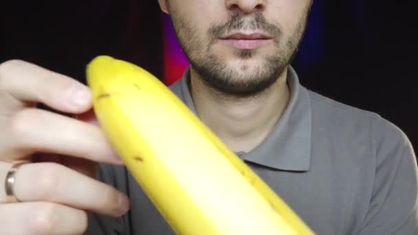 Hombre Barbudo Come Plátano Medio Rostro Cerca — Vídeo de stock