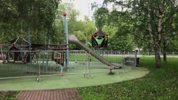 Leerer Spielplatz Kinderspielplatz Quarantäne Pandemie Vorsicht Band — Stockvideo