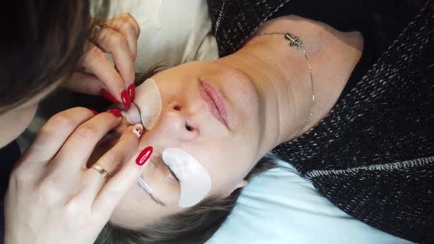 Schönheitsbehandlung Kosmetikerin Verfahren Zum Laminieren Von Wimpern Fixierung Der Wimpern — Stockvideo