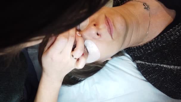Schönheitsbehandlung Kosmetikerin Verfahren Zum Laminieren Von Wimpern Fixierung Der Wimpern — Stockvideo