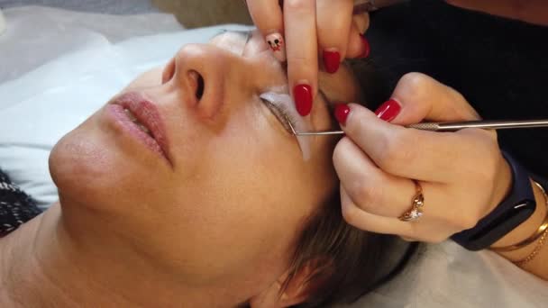 Perawatan Kecantikan Prosedur Beautician Dari Melaminasi Bulu Mata Memperbaiki Bulu — Stok Video