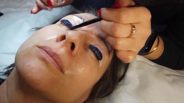 Schönheitsbehandlung Kosmetikerin Verfahren Zum Laminieren Von Wimpern Fixierung Der Wimpern — Stockvideo