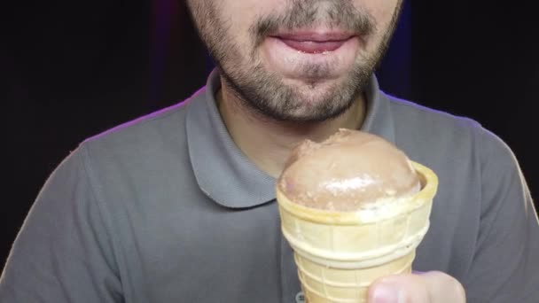 Крупним Планом Портрет Голодного Бородатого Чоловіка Їсть Морозиво — стокове відео
