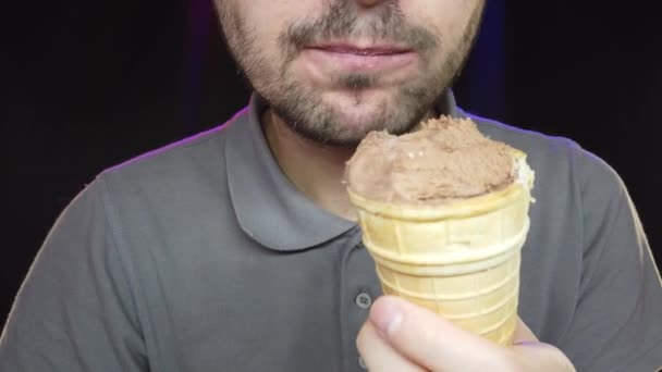 Retrato Cerca Del Hombre Barbudo Hambriento Comiendo Helado — Vídeos de Stock