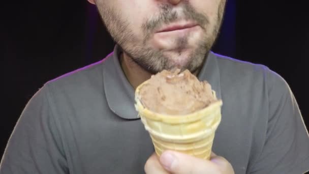 Retrato Cerca Del Hombre Barbudo Hambriento Comiendo Helado — Vídeos de Stock