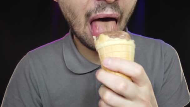 Retrato Cerca Del Hombre Barbudo Hambriento Comiendo Helado — Vídeos de Stock